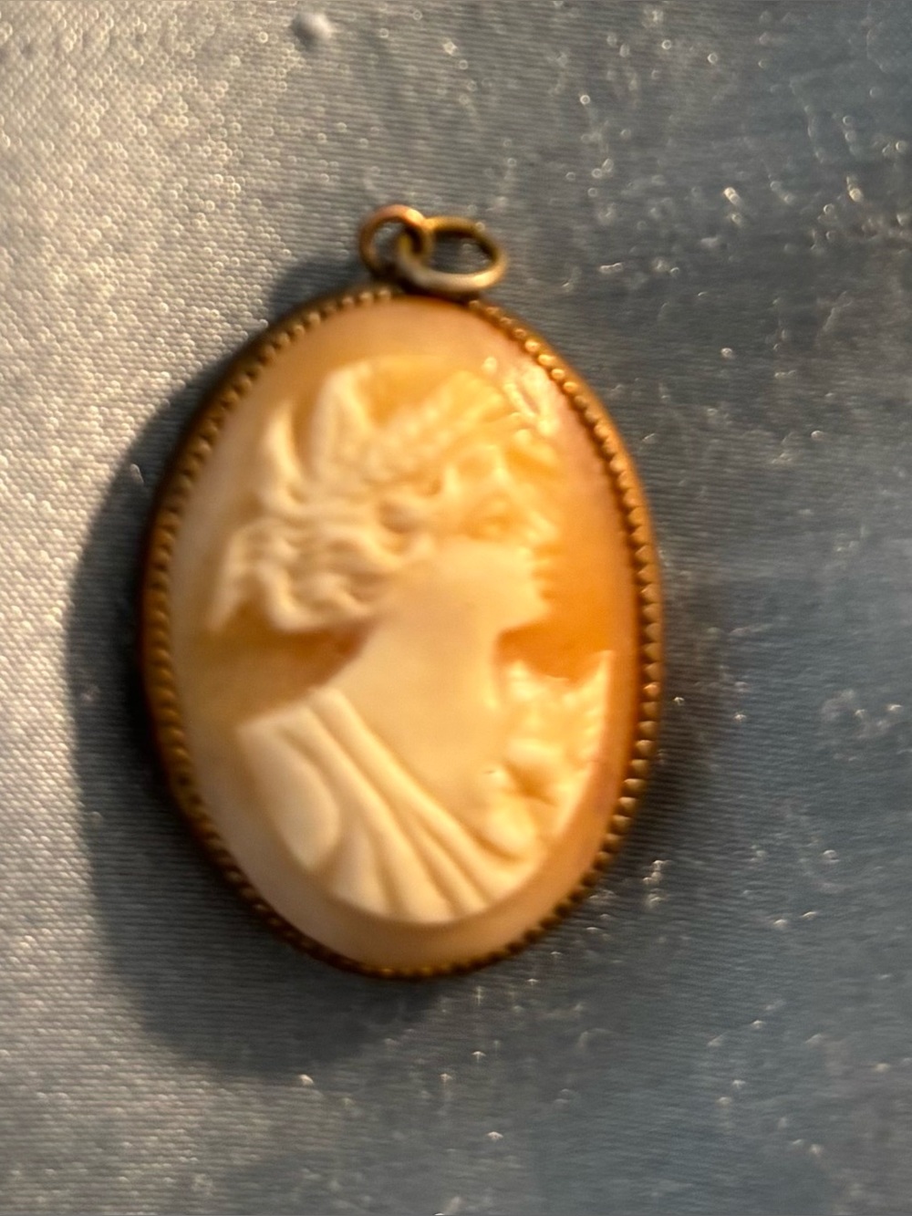 Vintage-style Cameo Pendant Necklace in Cream and metal